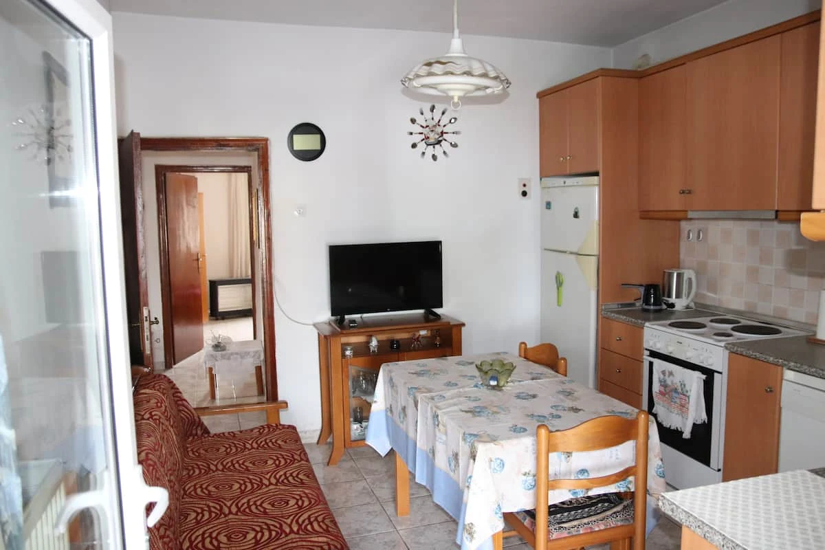 The fully equipped kitchen
